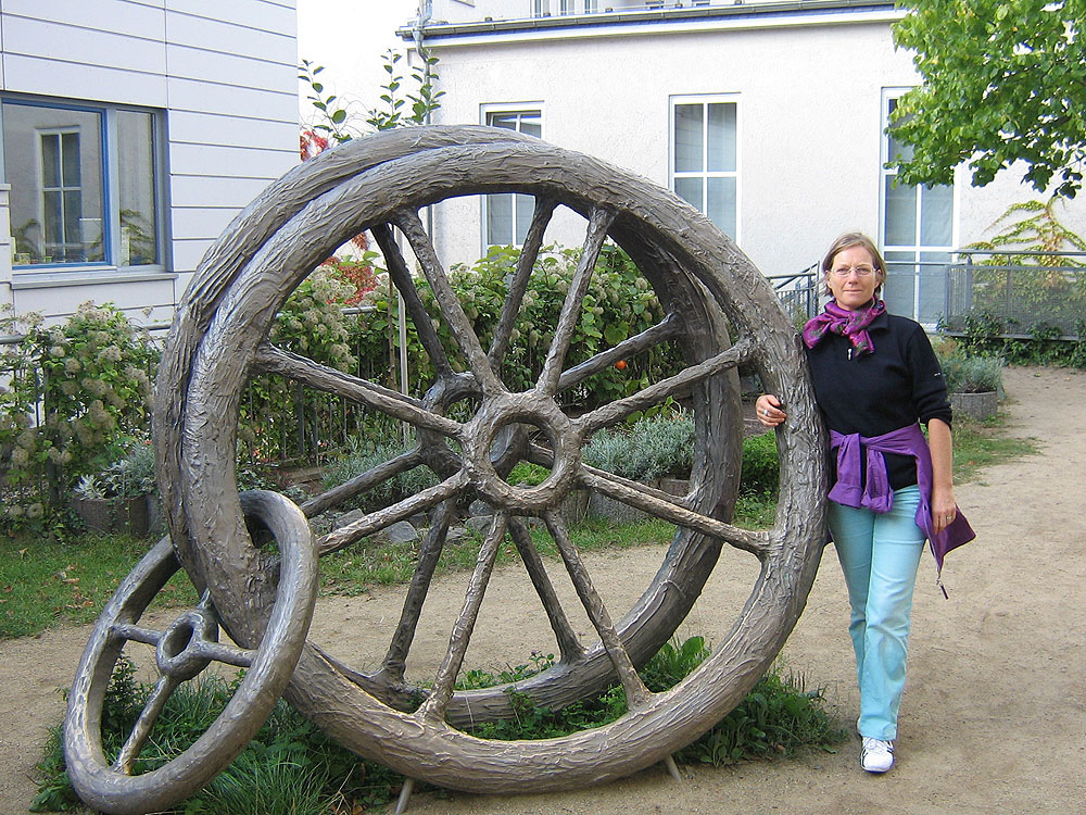Eva Korn, drei Räder in Bronze
